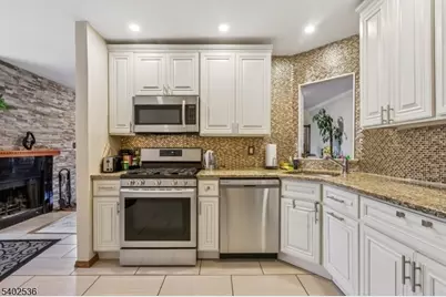 36 Farnham Sq, Sayreville Boro, NJ 08859 - Photo 11