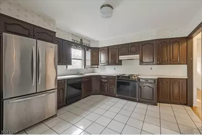 348 Roosevelt Ln, Kenilworth, NJ 07033 - Photo 3