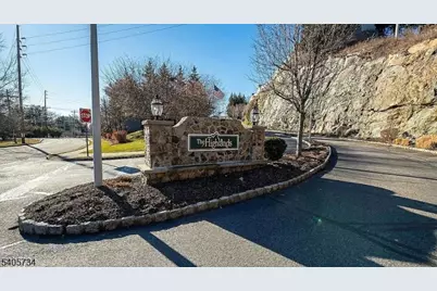 136 Mountainside Dr, Pompton Lakes, NJ 07442 - Photo 3