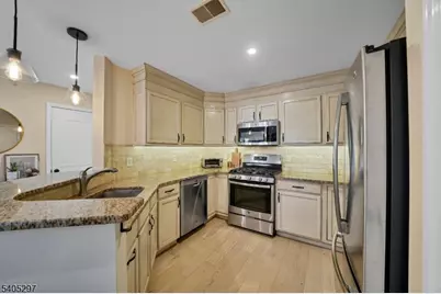 654 Honeybrook Cir, Lopatcong Township, NJ 08886 - Photo 3