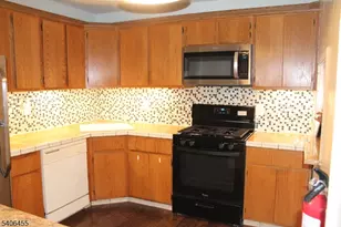 55 Crabapple Ln, Franklin Township, NJ 08823 - Photo 3