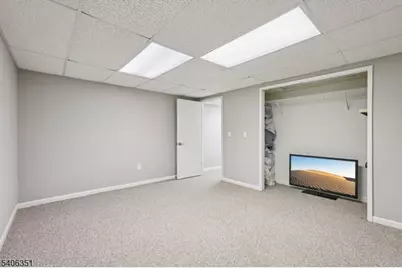 47 Chicopee Dr, Wayne Twp., NJ 07470 - Photo 29