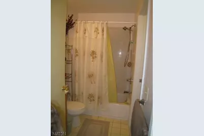 11 Evergreen Dr #64, Clifton, NJ 07014 - Photo 9