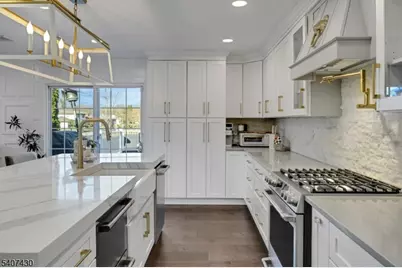 2 Knoll Rd, Fairfield, NJ 07004 - Photo 7