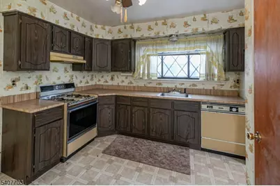 136 Wildflower Ln, Hillsborough Township, NJ 08844 - Photo 3