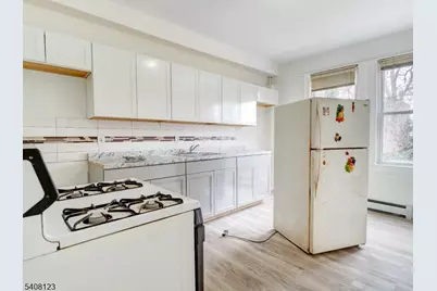 221 Bayview Ave, Jersey City, NJ 07305 - Photo 11