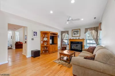 136 Crestview Ln, Mount Arlington, NJ 07856 - Photo 9