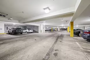 109 4 Seasons Dr, Wayne, NJ 07470 - Photo 25