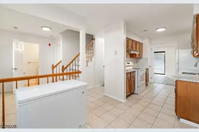 127 Hampton Ct, Franklin Township, NJ 08873 - Photo 9