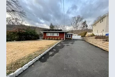 132 Lakeshore Dr, Oakland, NJ 07436 - Photo 1