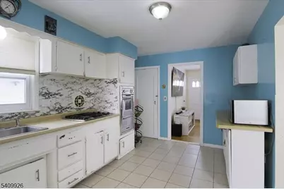 33 Daka Ct, Bloomfield, NJ 07003 - Photo 7