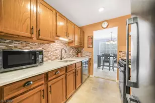 42 Vernon Ct, Waldwick, NJ 07463 - Photo 3