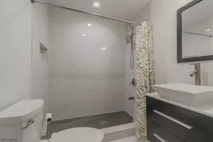 562 S 18th St, Newark, NJ 07103 - Photo 7