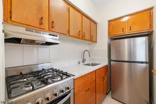 239 Crescent Ln, Cliffside Park, NJ 07010 - Photo 5