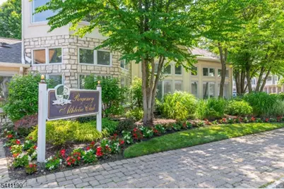 301 Kensington Ln, Livingston Twp., NJ 07039 - Photo 21