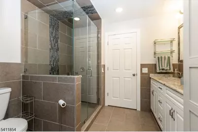 19 Pinecrest Ter, Wayne, NJ 07470 - Photo 17