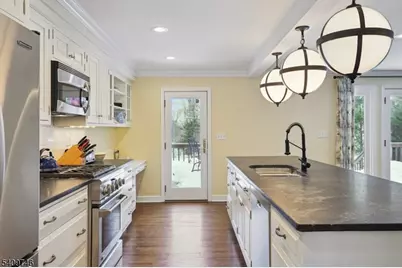 61 Oakwood Dr, New Providence, NJ 07974 - Photo 9