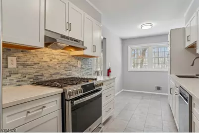 303 Chaucer Dr, Berkeley Heights Township, NJ 07922 - Photo 15