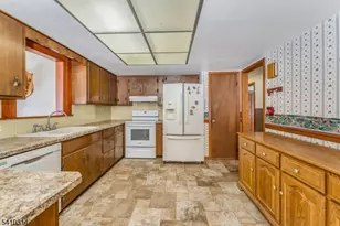 252 Mountain View Rd, Franklin Township, NJ 08802 - Photo 5