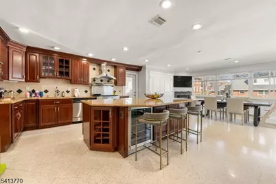 1070 Cumbermeade Rd, Fort Lee, NJ 07024 - Photo 7