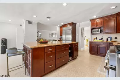 1070 Cumbermeade Rd, Fort Lee, NJ 07024 - Photo 5