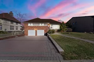 1070 Cumbermeade Rd, Fort Lee, NJ 07024 - Photo 1