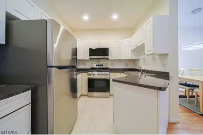 8005 Brittany Dr #8005, Wayne, NJ 07470 - Photo 9