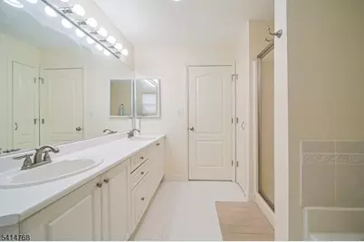 8005 Brittany Dr #8005, Wayne, NJ 07470 - Photo 27