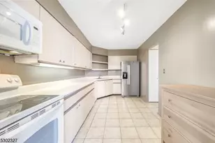 1055 River Rd, Edgewater, NJ 07020 - Photo 9