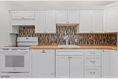 300 Gorge Rd #25, Cliffside Park, NJ 07010 - Photo 7