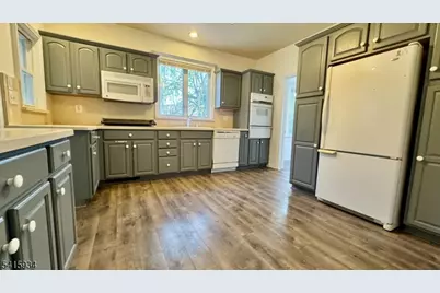 32 Leary Ave, Bloomingdale, NJ 07403 - Photo 9