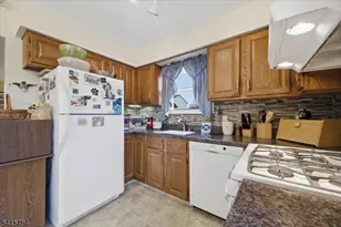 262 Spruce Ct, Raritan Township, NJ 08822 - Photo 15