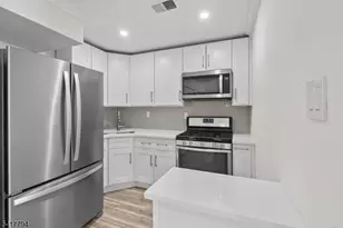 39 Boston Ct, Newark, NJ 07103 - Photo 11