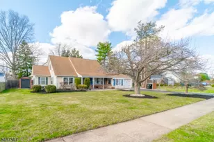 8 Dahlia Rd, Franklin Township, NJ 08873 - Photo 3