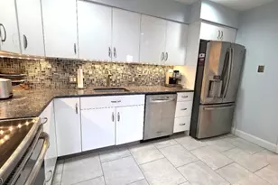 10081 Shearwater Ct, Jersey City, NJ 07305 - Photo 5