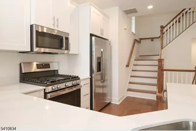 71 Veterans Way, Morris Plains, NJ 07950 - Photo 7