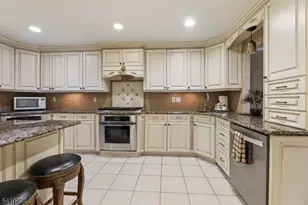 7 Valen Ct, Franklin Lakes, NJ 07417 - Photo 9