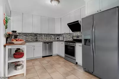 43 Woodcrest Dr, Livingston, NJ 07039 - Photo 9