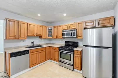 28 Boston Ct, Newark, NJ 07103 - Photo 13