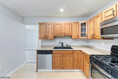 28 Boston Ct, Newark, NJ 07103 - Photo 15