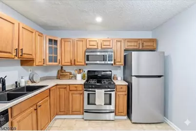 28 Boston Ct, Newark, NJ 07103 - Photo 5