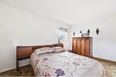 100 Hayes Ave, Clark Township, NJ 07066 - Photo 17