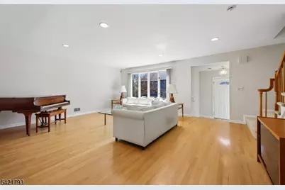 8 Village Green Ct, South Orange Village Twp., NJ 07079 - Photo 7