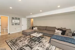 8 Cypress Ct, Fairfield, NJ 07004 - Photo 15