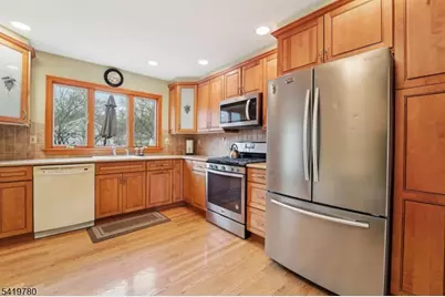 64 Hampton Dr, Berkeley Heights Township, NJ 07922 - Photo 9