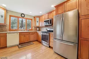 64 Hampton Dr, Berkeley Heights Township, NJ 07922 - Photo 9