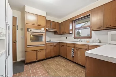 46 Shawnee Trl, Sparta Township, NJ 07871 - Photo 3