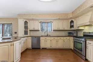 6 Bluebird Ct, Raritan Township, NJ 08822 - Photo 9