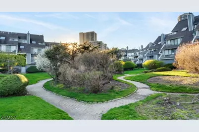 8C Cove Ln, North Bergen Twp., NJ 07047 - Photo 27