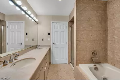 8C Cove Ln, North Bergen Twp., NJ 07047 - Photo 13